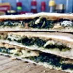 Pita przygotowana z domowego ciasta z mąki i wody i wypełniona duszonym szpinakiem i innymi ziołami oraz serem. Na koniec pita została zapieczona.