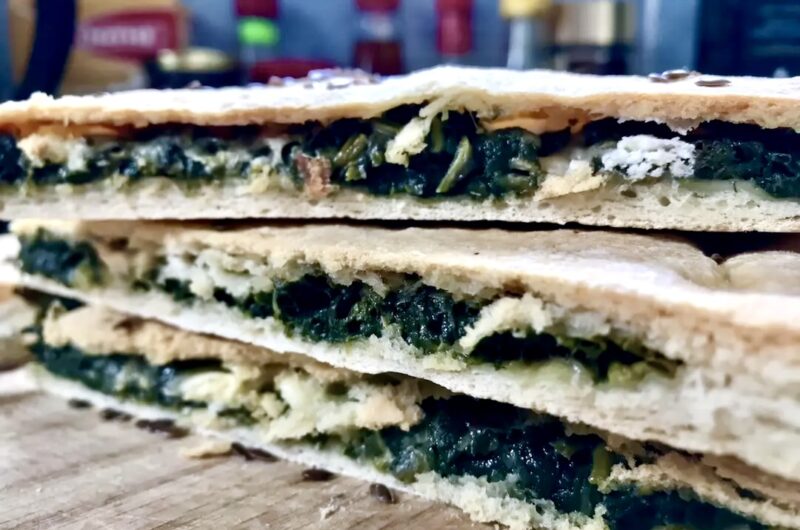 Pita przygotowana z domowego ciasta z mąki i wody i wypełniona duszonym szpinakiem i innymi ziołami oraz serem. Na koniec pita została zapieczona.