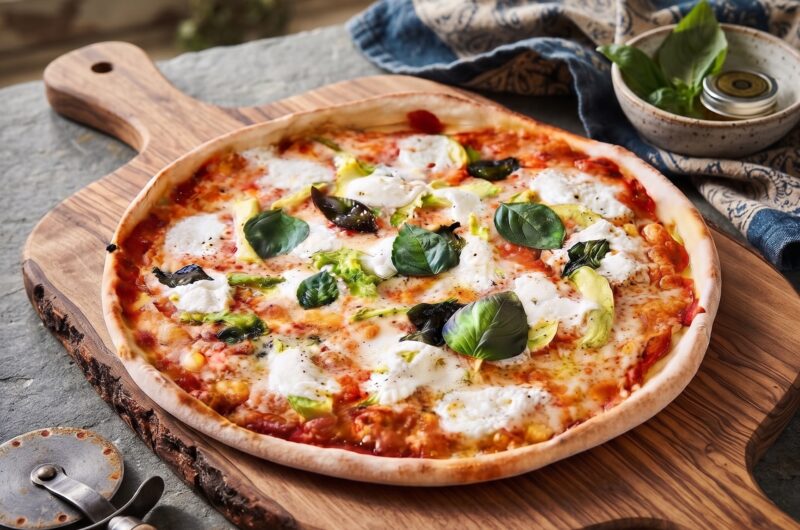 Pizza podpłomyk to ciasto jak na podpłomyk obłożone składnikami jak na pizzy, a następnie krótko pieczone.