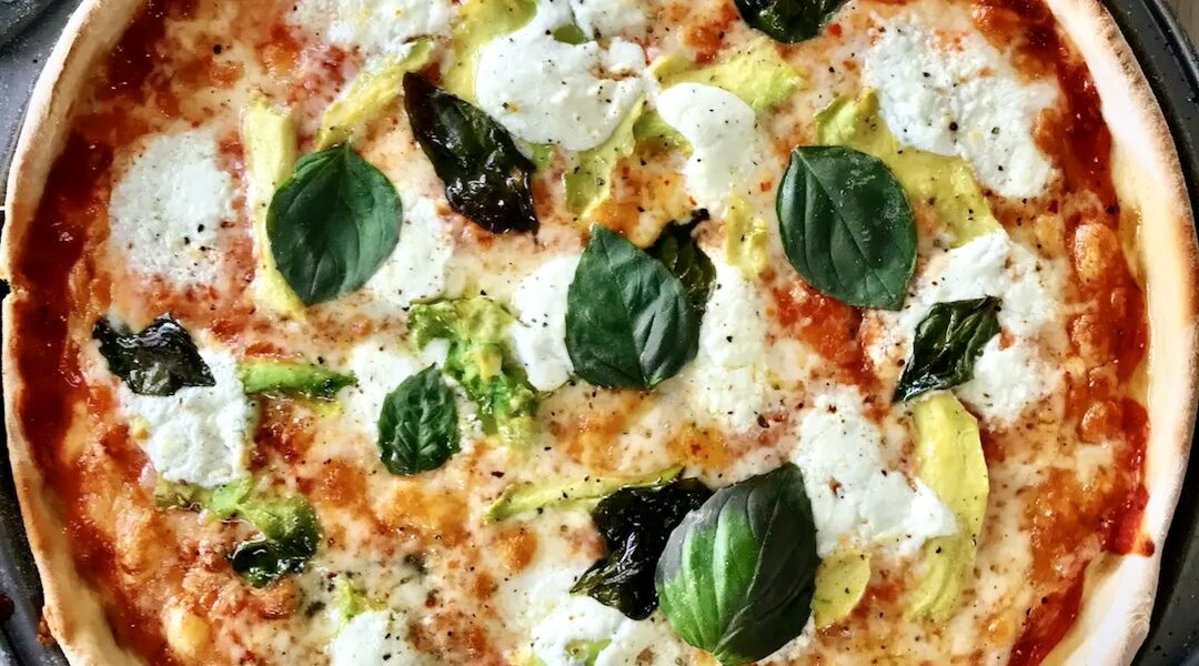 Pizza podpłomyk to ciasto jak na podpłomyk obłożone składnikami jak na pizzy, a następnie krótko pieczone.