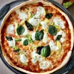 Pizza podpłomyk to ciasto jak na podpłomyk obłożone składnikami jak na pizzy, a następnie krótko pieczone.