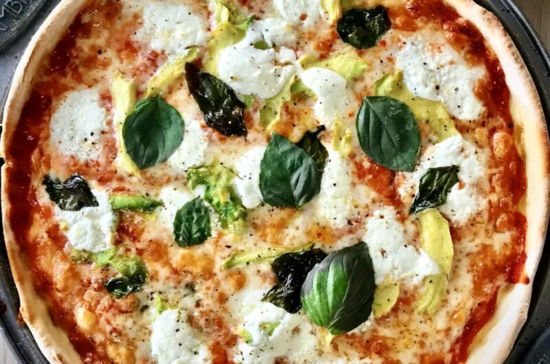 Pizza podpłomyk to ciasto jak na podpłomyk obłożone składnikami jak na pizzy, a następnie krótko pieczone.