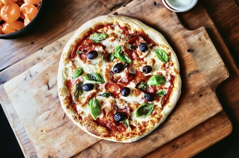 Domowa pizza z salami przygotowana na tradycyjnym cieście podana z domowym sosem pomidorowym z dodatkiem salami, czosnku, oliwek a także świeżej bazylii.