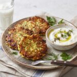 Placki z cukinii czyli starte cukinie zmieszane z serem feta oraz świeżymi ziołami, a następnie formowane w placki i smażone.