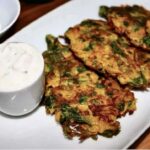 Placki przygotowane z tartej marchewki, jajek i ze szpinakiem smażone jak tradycyjne placki ziemniaczane.