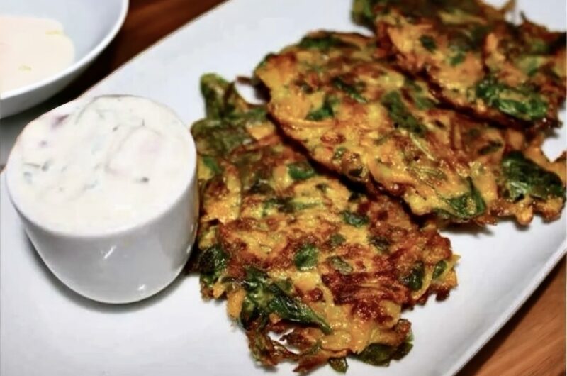 Placki przygotowane z tartej marchewki, jajek i ze szpinakiem smażone jak tradycyjne placki ziemniaczane.