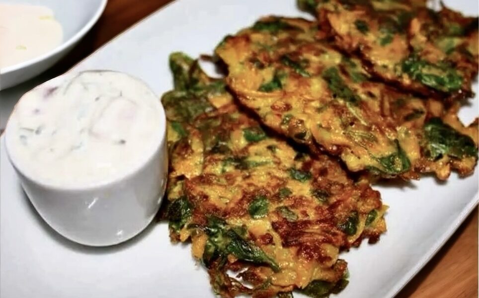 Placki przygotowane z tartej marchewki, jajek i ze szpinakiem smażone jak tradycyjne placki ziemniaczane.