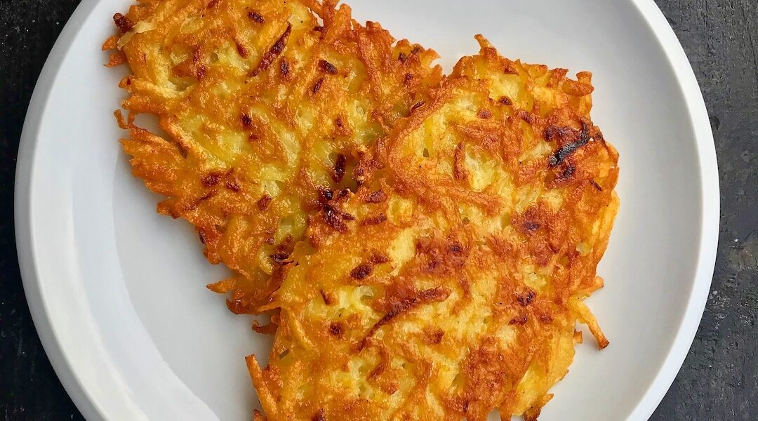 Placki ziemniaczane grubo tarte na dużych oczkach tarki doprawione i smażone w sposób tradycyjny na oleju.