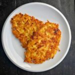 Placki ziemniaczane grubo tarte na dużych oczkach tarki doprawione i smażone w sposób tradycyjny na oleju.