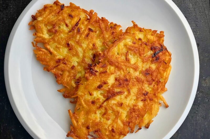 Placki ziemniaczane grubo tarte na dużych oczkach tarki doprawione i smażone w sposób tradycyjny na oleju.