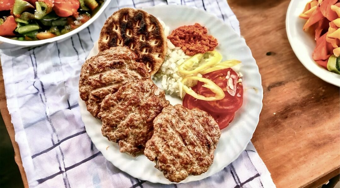 Pljeskavica z serem to dwukrotnie mieszane mięso mielone dojrzewające w lodówce, a następnie formowane w kotlety, wypełnione serem i pieczone na ruszcie.