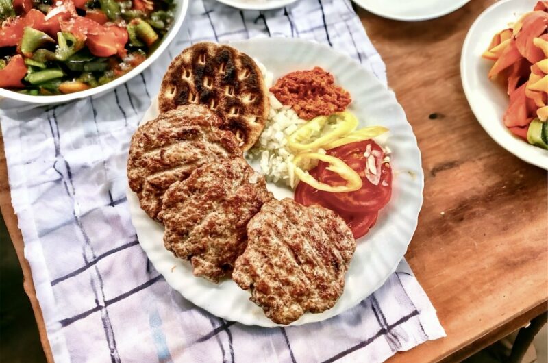 Pljeskavica z serem to dwukrotnie mieszane mięso mielone dojrzewające w lodówce, a następnie formowane w kotlety, wypełnione serem i pieczone na ruszcie.