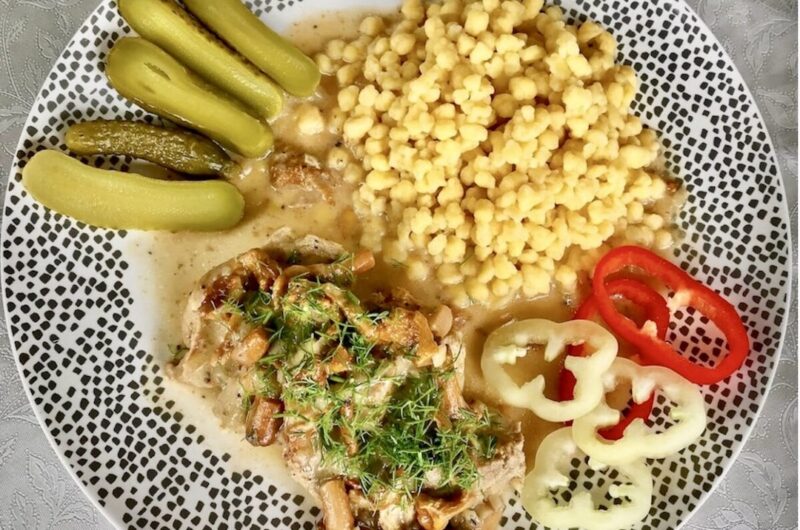 Polędwica wieprzowa duszona w całości, a następnie krojona na plastry i dalej duszona ze świeżymi kurkami, na koniec doprawiona kwaśną śmietaną.