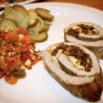 Cała polędwiczka wieprzowa przekrojona wzdłuż na połowę, rozbita na duży płat mięsa, a następnie faszerowana grzybami i serem, zawinięta i zapieczona.