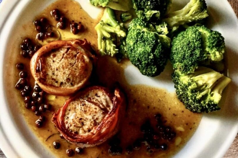 Delikatna polędwiczka wieprzowa owinięta plastrami szynki dojrzewającej, smażona na maśle, a następnie pieczona i podana w sosie z czerwonego pieprzu.