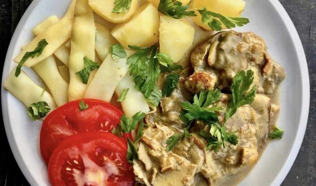 Polędwiczka wieprzowa duszona w całości, a następnie krojona w plastry i podana w sosie grzybowym przygotowanym ze świeżych grzybów.