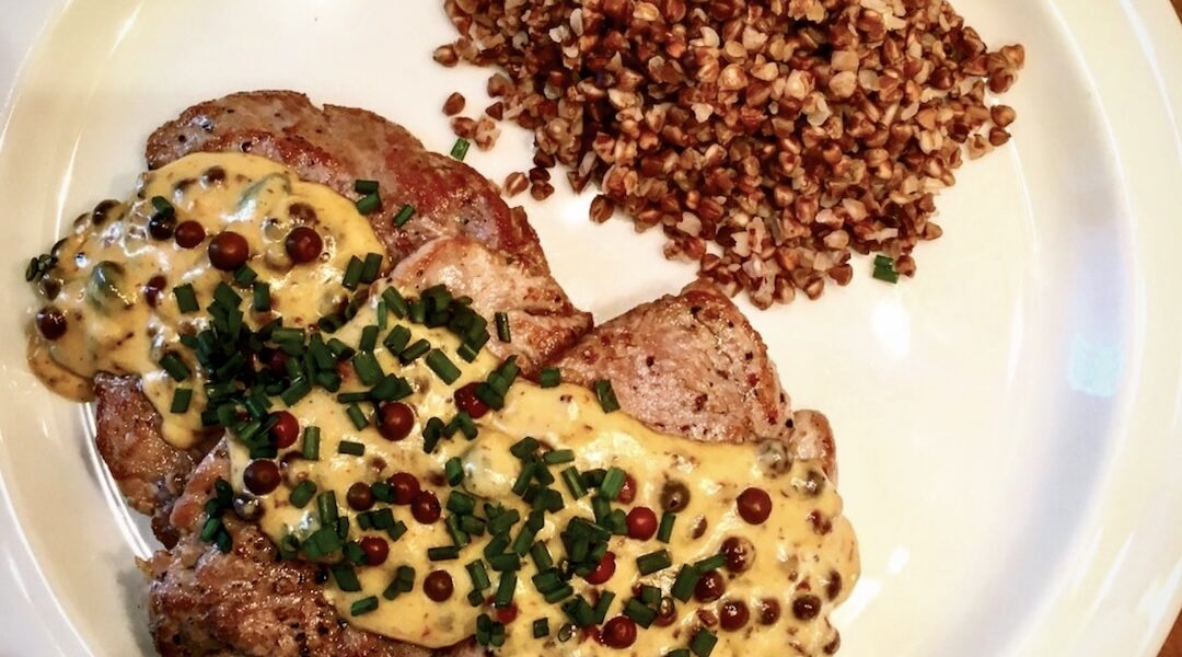 Polędwiczki wieprzowe krótko smażone podane w sosie śmietanowym z dodatkiem czerwonego pieprzu.