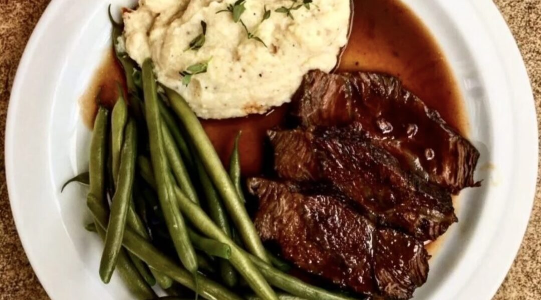 Policzki wołowe duszone w ciemnym piwie belgijskim z dodatkiem świeżych ziół.