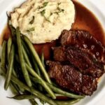 Policzki wołowe duszone w ciemnym piwie belgijskim z dodatkiem świeżych ziół.