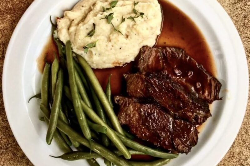 Policzki wołowe duszone w ciemnym piwie belgijskim z dodatkiem świeżych ziół.