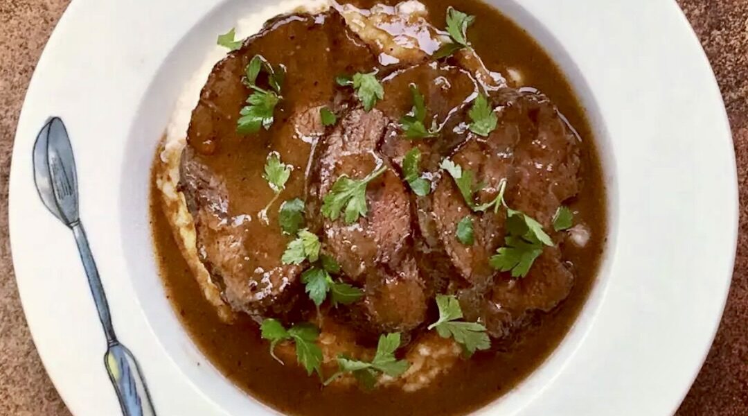 Policzki wołowe duszone w czerwonym winie z dodatkiem warzyw i rozmarynu.