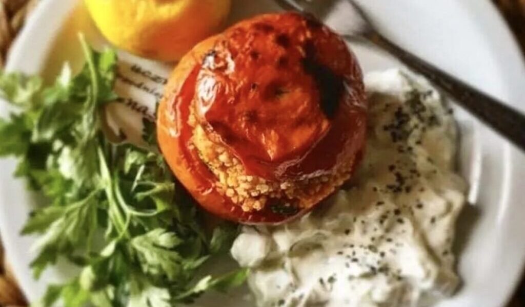 Pomidory wydrążone i faszerowane, dobrze przyprawionym kuskusem, a następnie zapiekane.