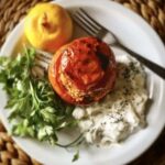 Pomidory wydrążone i faszerowane, dobrze przyprawionym kuskusem, a następnie zapiekane.