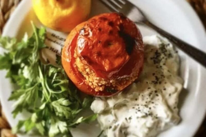 Pomidory wydrążone i faszerowane, dobrze przyprawionym kuskusem, a następnie zapiekane.