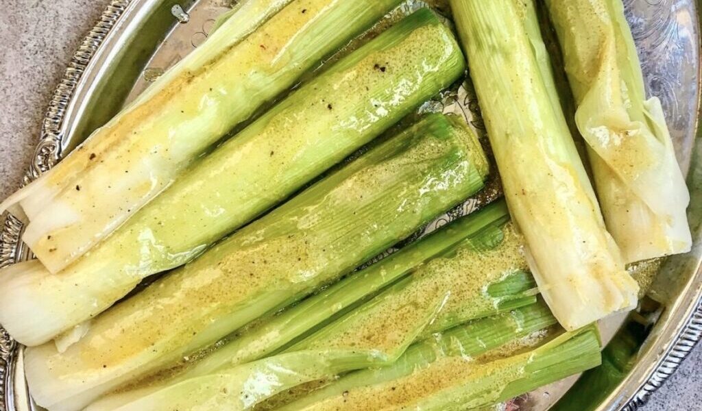 Pory gotowane, a następnie polane sosem winegret z dodatkiem musztardy.