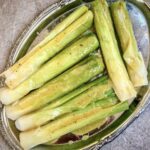 Pory gotowane, a następnie polane sosem winegret z dodatkiem musztardy.