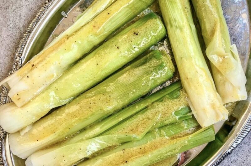 Pory gotowane, a następnie polane sosem winegret z dodatkiem musztardy.