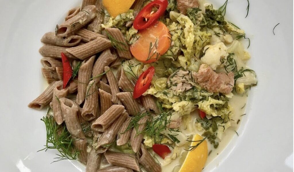 Potrawka cielęca przyrządzona została z mięsa i sporej ilości różnych warzyw, a na koniec doprawiona kwaśną śmietaną i podana z makaronem żytnim.