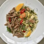 Potrawka cielęca przyrządzona została z mięsa i sporej ilości różnych warzyw, a na koniec doprawiona kwaśną śmietaną i podana z makaronem żytnim.