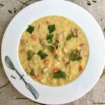 Potrawka z kurczaka pokrojonego w niedużą kostkę i gotowanego na gęsto z dodatkiem drobno pokrojonych warzyw i z drobnym makaronem.