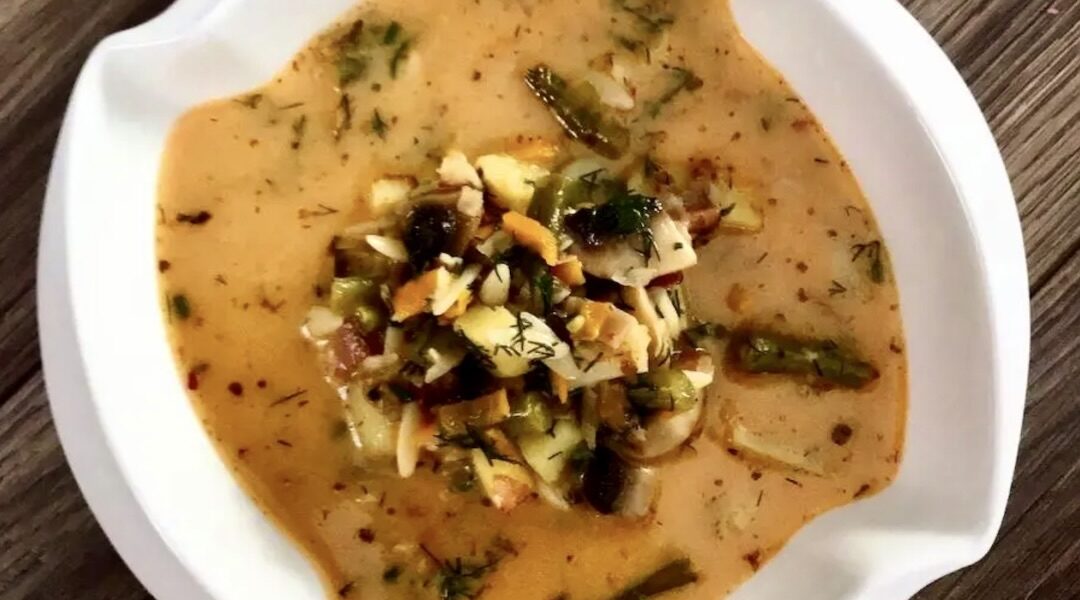 Prosta zupa jarzynowa przygotowana na bazie domowego wywaru z dodatkiem wędzonego boczku i kilku warzyw na koniec doprawiona śmietaną.