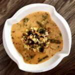 Prosta zupa jarzynowa przygotowana na bazie domowego wywaru z dodatkiem wędzonego boczku i kilku warzyw na koniec doprawiona śmietaną.