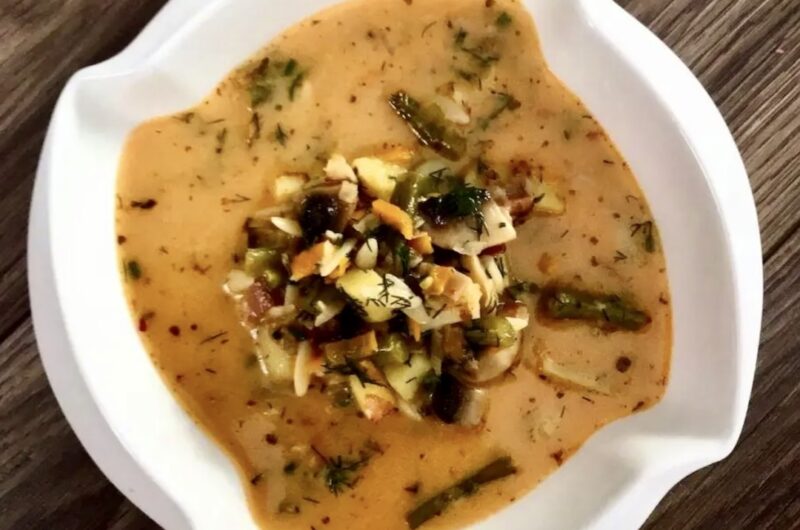 Prosta zupa jarzynowa przygotowana na bazie domowego wywaru z dodatkiem wędzonego boczku i kilku warzyw na koniec doprawiona śmietaną.