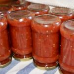 Przecier pomidorowy przygotowany z przetartych dojrzałych pomidorów gotowanych z dodatkiem suszonego oregano oraz miodem.