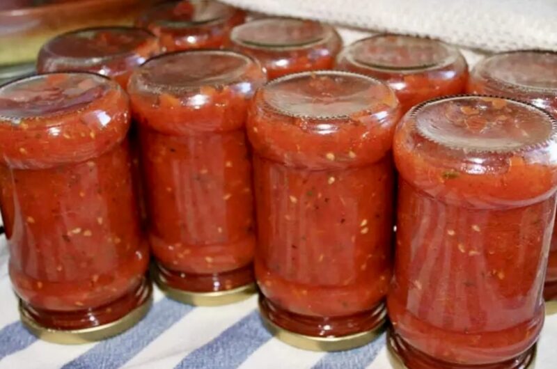Przecier pomidorowy przygotowany z przetartych dojrzałych pomidorów gotowanych z dodatkiem suszonego oregano oraz miodem.