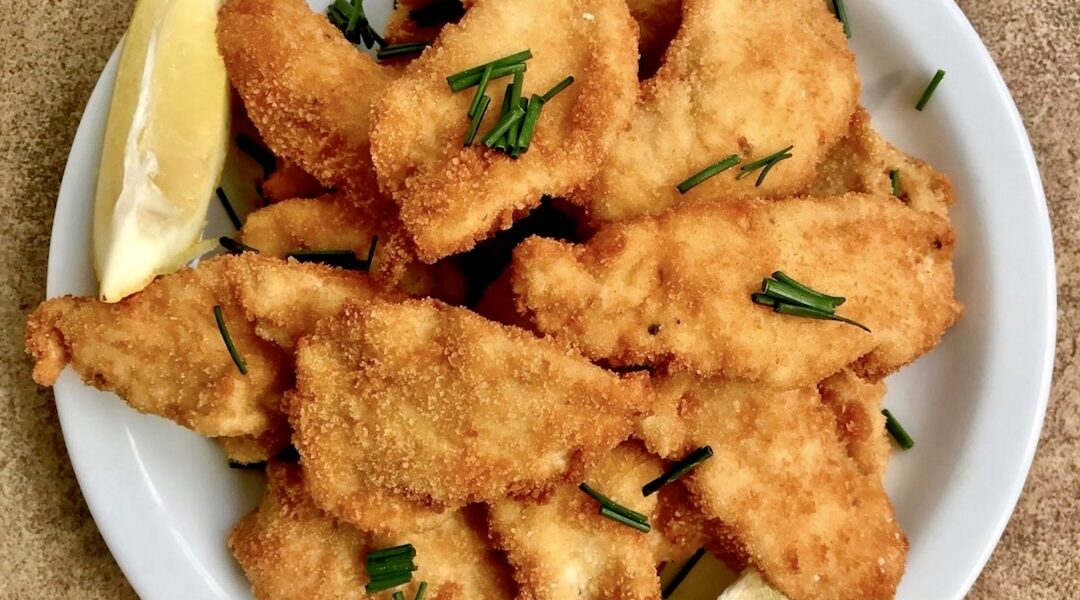 Przekąska z kurczaka z plastrów wyciętych z piersi kurczaka panierowanych, a następnie krótko smażonych bezpośrednio przed podaniem.