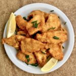 Przekąska z kurczaka z plastrów wyciętych z piersi kurczaka panierowanych, a następnie krótko smażonych bezpośrednio przed podaniem.