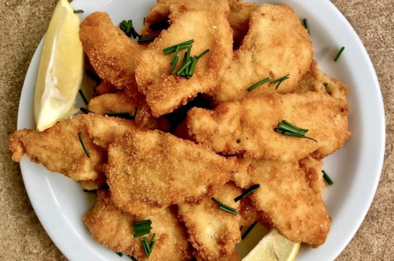 Przekąska z kurczaka z plastrów wyciętych z piersi kurczaka panierowanych, a następnie krótko smażonych bezpośrednio przed podaniem.