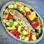 Pstrąg z piekarnika to łatwa i szybka sprawa. Oczywiście jak najświeższa ryba to podstawa w tym daniu, to jasne. Warzywa są kolorowe i różne.