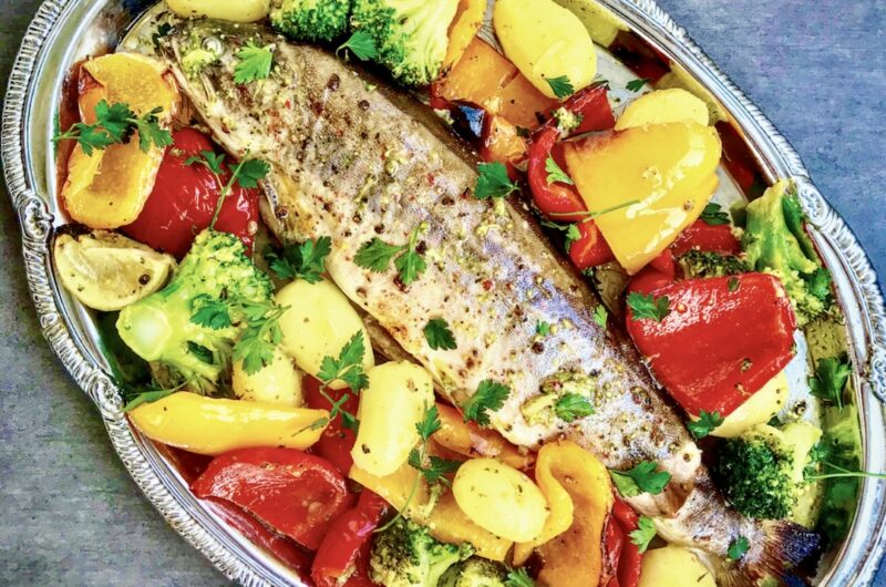 Pstrąg z piekarnika to łatwa i szybka sprawa. Oczywiście jak najświeższa ryba to podstawa w tym daniu, to jasne. Warzywa są kolorowe i różne.