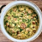 Pulpety cielęce przygotowane z mielonego mięsa doprawione w ciekawy sposób, a następnie duszone z warzywami oraz świeżym bobem.