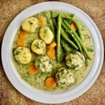 Pulpety rybne przygotowane z dorsza zmielonego razem z wędzonym łososiem i boczkiem, uformowanym w klopsy, a po ugotowaniu podawane w sosie koperkowym.