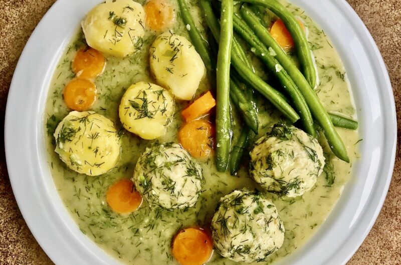 Pulpety rybne przygotowane z dorsza zmielonego razem z wędzonym łososiem i boczkiem, uformowanym w klopsy, a po ugotowaniu podawane w sosie koperkowym.