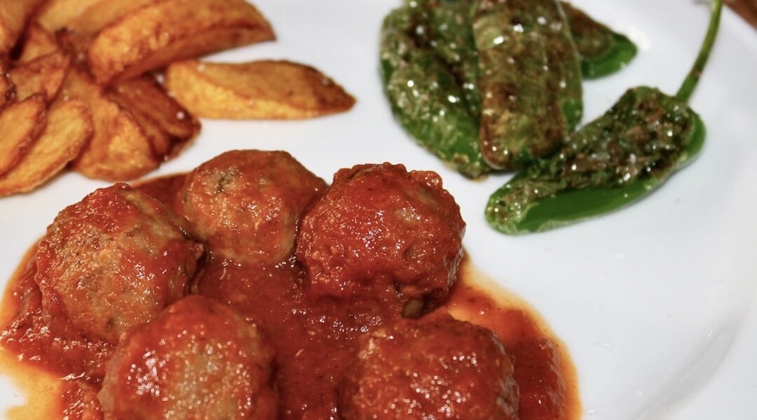 Pulpety przyrządzone z mieszanego mięsa mielonego doprawionego wieloma przyprawami podawane w sosie pomidorowym.