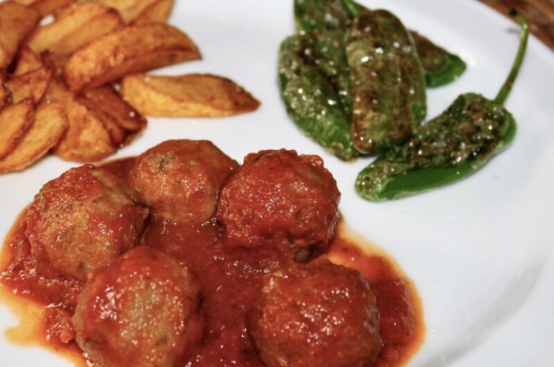 Pulpety przyrządzone z mieszanego mięsa mielonego doprawionego wieloma przyprawami podawane w sosie pomidorowym.