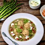 Pulpety z łososia mielonego, doprawione po azjatycku, gotowane i podane w sosie ze szparagów z dodatkiem bobu.